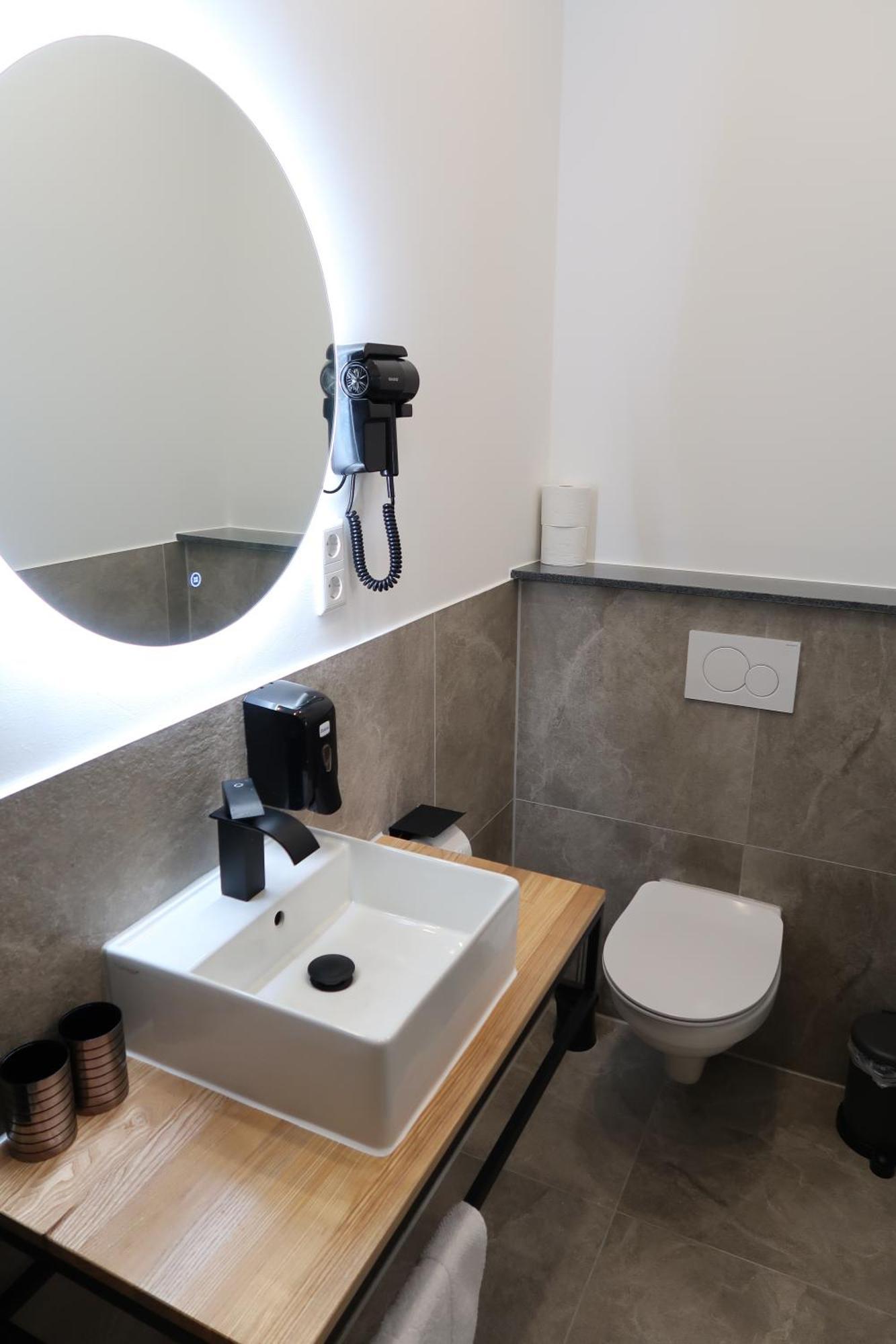 Toka Rooms - An Der Regiobahn Метманн Экстерьер фото